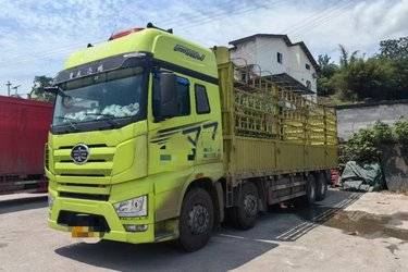 二手一汽解放 J7重卡 经典版 560马力 8X4 9.4米仓栅式载货车(液缓)(速比3.727)(国六) 前四后八 一汽二手载货车 黄牌图片