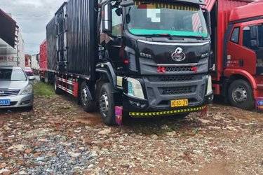 二手东风柳汽 乘龙H5中卡 270马力 4X2 9.6米厢式载货车(国五) 单桥 玉柴二手载货车 黄牌图片