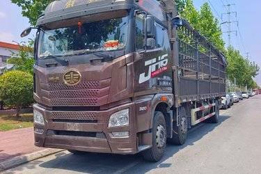 二手青岛解放 JH6 智享版 320马力 6X2 8.6米仓栅式载货车(国六) 前四后四 锡柴二手载货车 黄牌图片