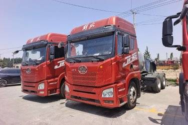 二手青岛解放 JH6重卡 领航版2.0 北方款 480马力 6X4 LNG AMT自动挡牵引车(国六) 双驱 潍柴二手牵引车 黄牌图片