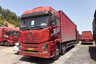二手青岛解放 JH6重卡 290马力 6X2 9.4米厢式载货车(国五) 前四后四 锡柴二手载货车 黄牌