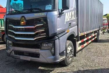 二手中国重汽 HOWO MAX 290马力 4X2 9.6米厢式载货车(国六) 单桥 曼二手载货车 黄牌图片