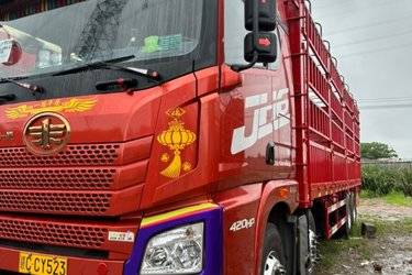 二手青岛解放 JH6重卡 领航版2.0 420马力 8X4 9.5米仓栅式载货车(后桥435升级)(国五) 前四后八 潍柴二手载货车 黄牌图片