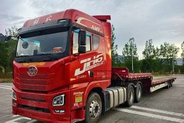 二手青岛解放 JH6重卡 领航版2.0 四季款 550马力 6X4 AMT自动挡牵引车(国六) 双驱 潍柴二手牵引车 黄牌