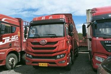 二手青岛解放 悍V重卡 290马力 8X4 9.5米仓栅式载货车(国五) 前四后八 锡柴二手载货车 黄牌