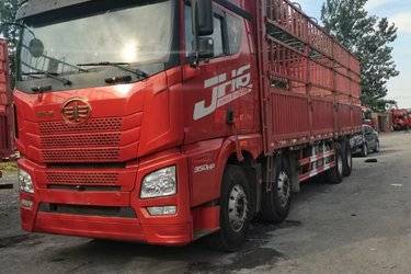 二手青岛解放 JH6重卡 350马力 8X4 9.5米仓栅式载货车(国五) 前四后八 潍柴二手载货车 黄牌