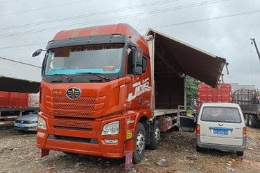 二手青岛解放 JH6重卡 290马力 6X2 9.5米厢式载货车(国五) 前四后四 锡柴二手载货车 黄牌图片