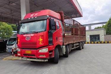 二手一汽解放 J6P重卡 350马力 8X4 9.5米仓栅式载货车(国四) 前四后八 一汽二手载货车 黄牌图片