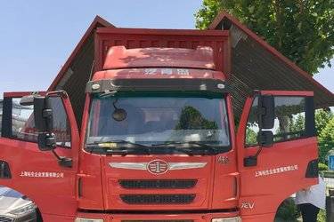 二手青岛解放 龙V中卡 180马力 4X2 7.8米翼开启厢式载货车(国五) 单桥 大柴二手载货车 黄牌图片