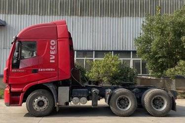 二手上汽红岩 杰狮重卡C500e 520马力 6X4牵引车(国五) 双驱 上菲红二手牵引车 黄牌图片