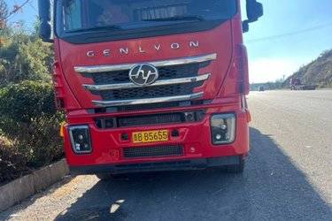 二手上汽红岩 杰狮C500重卡 北方版 560马力 6X4牵引车(国五) 双驱 南京依维柯二手牵引车 黄牌图片