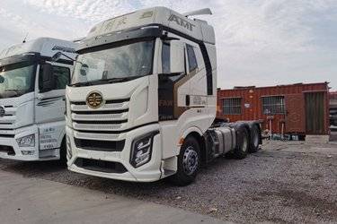 二手一汽解放 J6V重卡 560马力 6X4牵引车(国六)(平地板驾驶室)(国六) 双驱 锡柴二手牵引车 黄牌图片