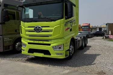 二手一汽解放 J7重卡 560马力 6X4 AMT自动挡牵引车(国六)(一汽解放12挡)(带液缓)(国六) 双驱 锡柴二手牵引车 黄牌图片
