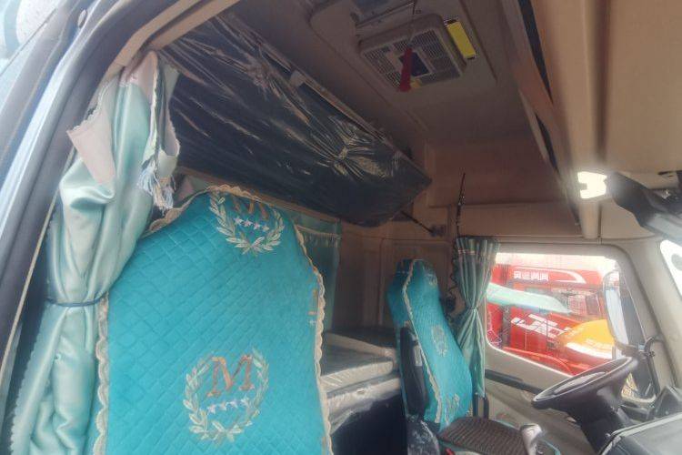东风柳汽乘龙 290马力 载货车