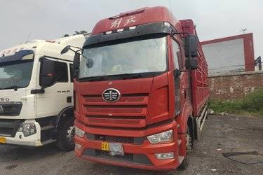 二手一汽解放 J6L 精英版 300马力 4X2 6.75米仓栅式载货车(国六) 单桥 锡柴二手载货车 黄牌图片