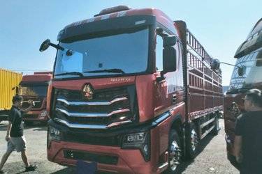 二手中国重汽 HOWO MAX 350马力 6X2 9.6米自动挡仓栅式载货车(国六) 前四后四 曼二手载货车 黄牌图片