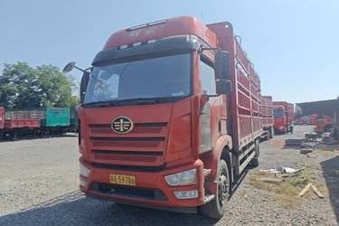 二手一汽解放 J6L中卡 尊享版 260马力 4X2 6.75米仓栅式载货车(国六) 单桥 锡柴二手载货车 黄牌图片