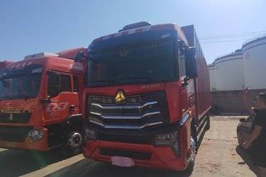 二手中国重汽 HOWO MAX 290马力 4X2 9.6米厢式载货车(国六) 单桥 曼二手载货车 黄牌图片