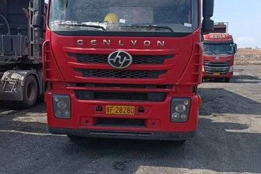 二手上汽红岩 杰狮M500重卡 450马力 6X4牵引车(国五) 双驱 玉柴二手牵引车 黄牌图片