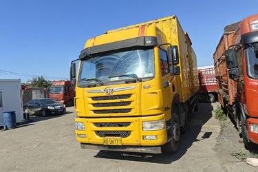 二手青岛解放 悍V重卡 240马力 6X2 9.5米厢式载货车(国五) 前四后四 锡柴二手载货车 黄牌图片