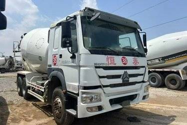 二手中国重汽 HOWO重卡 380马力 6X4 4.15方搅拌车底盘(国五) 后八轮 中国重汽二手搅拌车图片