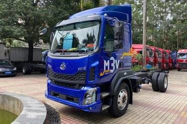 二手东风柳汽 新乘龙M3 4.5L柴油 240马力 4X2 法士特8档 5.8米排半厢式载货车(国六) 单桥 玉柴二手载货车 黄牌图片