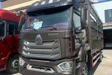 二手中国重汽 豪沃N5G中卡 250马力 4X2 6.75米仓栅式载货车(国六) 单桥 锡柴二手载货车 黄牌图片