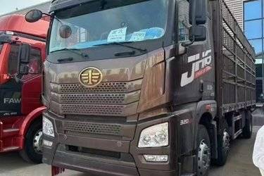 二手青岛解放 JH6重卡 320马力 6X2 7.7米仓栅式载货车(国六) 前四后四 锡柴二手载货车 黄牌图片