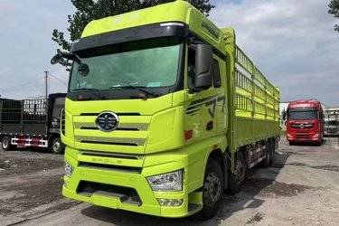 二手一汽解放 J7重卡 经典版 560马力 8X4 9.5米AMT自动档仓栅式载货车(液缓)(速比3.727)(国六) 前四后八 锡柴二手载货车 黄牌图片