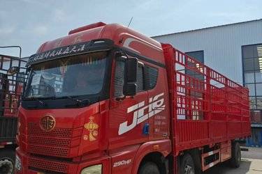 二手青岛解放 JH6重卡 290马力 6X2 9.4米仓栅式载货车(国五) 前四后四 锡柴二手载货车 黄牌图片