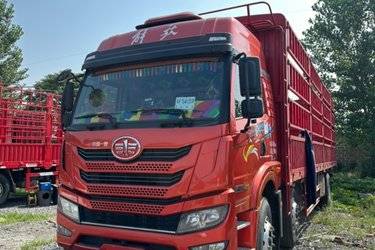 二手青岛解放 悍V2.0重卡 290马力 6X2 9.5米仓栅式载货车(国六) 前四后四 锡柴二手载货车 黄牌图片