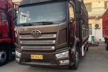 二手一汽解放 J6L中卡 2021款 领航版 240马力 4X2 6.8米仓栅式载货车(国五) 单桥 大柴二手载货车 黄牌图片