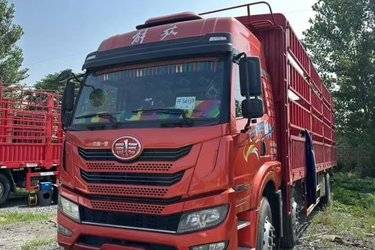 二手青岛解放 悍V2.0重卡 290马力 8X2 9.5米仓栅式载货车(国六) 前四后六 锡柴二手载货车 黄牌图片