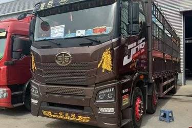 二手青岛解放 JH6重卡 320马力 6X2 9.5米仓栅式载货车(国六) 前四后四 锡柴二手载货车 黄牌图片