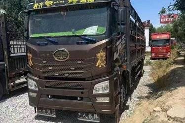 二手青岛解放 JH6重卡 290马力 6X2 7.7米仓栅式载货车(国五) 前四后四 锡柴二手载货车 黄牌图片