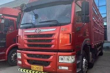 二手青岛解放 悍V重卡 260马力 6X2 7.7米仓栅式载货车(国五) 前四后四 锡柴二手载货车 黄牌图片