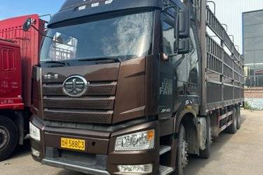 二手一汽解放 新J6P重卡 质惠版 460马力 8X4 9.5米仓栅式载货车(国五) 前四后八 锡柴二手载货车 黄牌图片