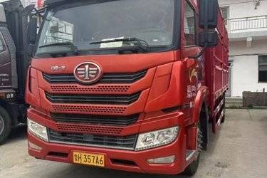 二手青岛解放 龙V2.0中卡 240马力 4X2 6.75米栏板载货车(国五) 单桥 锡柴二手载货车 黄牌图片