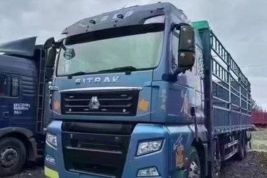 二手中国重汽 汕德卡SITRAK G7重卡 440马力 8X4 9.6米仓栅式载货车(国五) 前四后八 曼二手载货车 黄牌图片