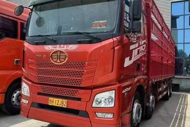 二手青岛解放 JH6重卡 420马力 8X4 9.5米仓栅式载货车(3.727速比)(国五) 前四后八 锡柴二手载货车 黄牌