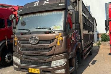 二手青岛解放 龙VH 2.0版 250马力 4X2 6.7米仓栅式载货车(国六)(法士特10挡)(国六) 单桥 锡柴二手载货车 黄牌图片