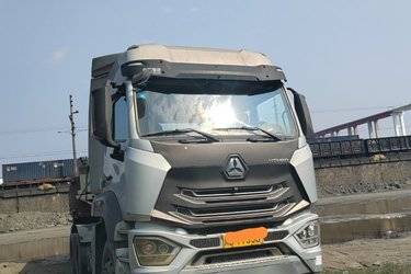 二手中国重汽 豪瀚J7G重卡 430马力 6X4 LNG牵引车(国五) 双驱 曼二手牵引车 黄牌