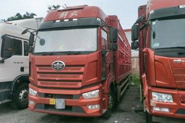 二手一汽解放 J6L 精英版 300马力 4X2 6.75米仓栅式载货车(国六) 单桥 锡柴二手载货车 黄牌图片