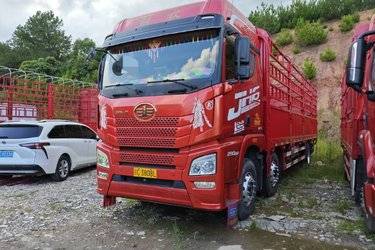 二手青岛解放 JH6重卡 290马力 6X2 9.4米仓栅式载货车(国五) 前四后四 锡柴二手载货车 黄牌图片