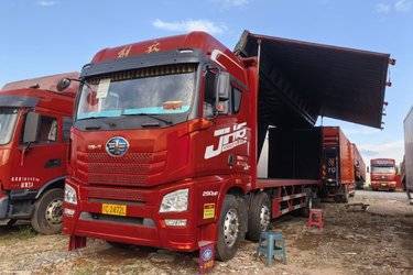 二手青岛解放 JH6重卡 290马力 6X2 9.4米厢式载货车(国五) 前四后四 锡柴二手载货车 黄牌图片