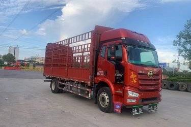 二手一汽解放 J6L中卡 尊享版 绿通 260马力 4X2 6.75米仓栅式载货车(国六) 单桥 锡柴二手载货车 黄牌图片