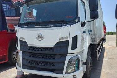 二手东风柳汽 新乘龙M3中卡 185马力 4X2 8.3米厢式载货车(国五) 单桥 东风二手载货车 黄牌