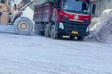 二手东风柳汽 乘龙H5 320马力 8X4 7.2米自卸车(12档变速箱)(国五) 前四后八 玉柴二手自卸车 黄牌图片