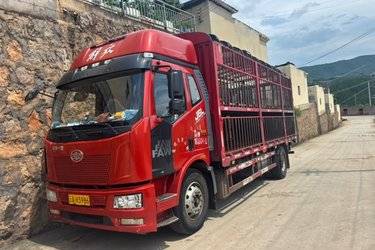 二手一汽解放 J6L中卡 2019款 240马力 6X2 6.8米仓栅式载货车(国五) 前四后四 大柴二手载货车 黄牌图片