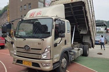 二手解放 领途 180马力 4.78米排半仓栅式载货车(国六) 单桥 锡柴二手载货车 黄牌图片